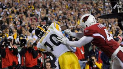 Santonio Holmes on the football field