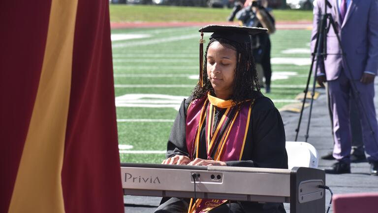 kamille austin plays the keyboard