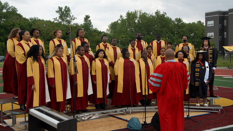 a choir sings