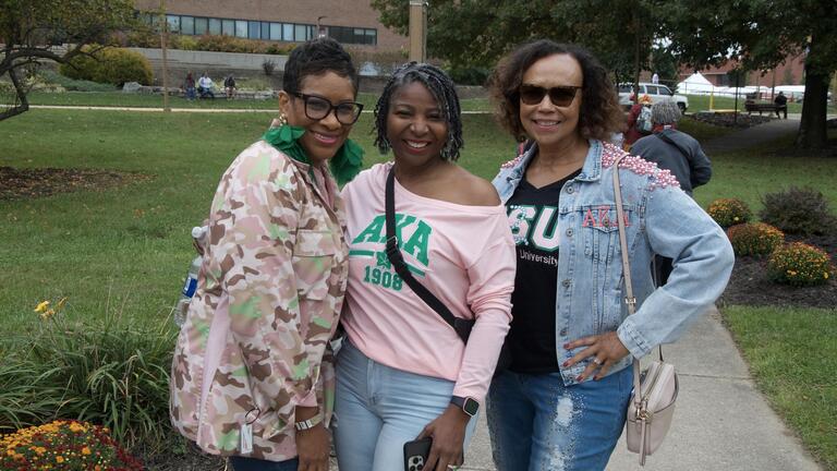 Alumni at Homecoming Parade