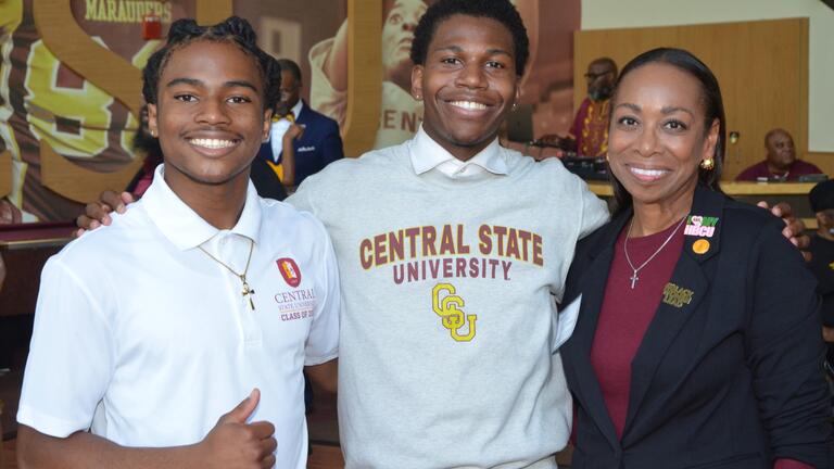 NAA President Traci Thomas-Bell with CSU Students